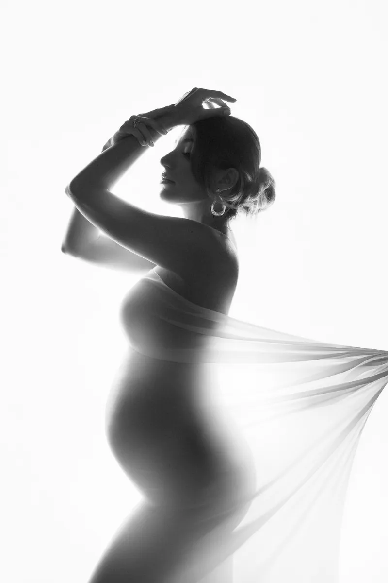 Servizio fotografico Gravidanza Roma - Ritratto maternity silouhette bianco e nero elegante drappo