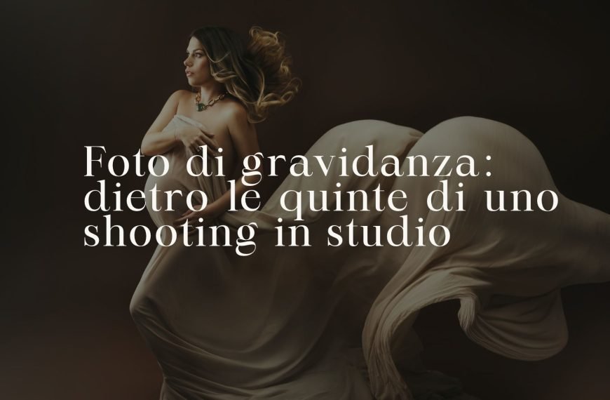 Foto di gravidanza in studio a Roma: futura mamma avvolta in un drappo color sabbia che vola