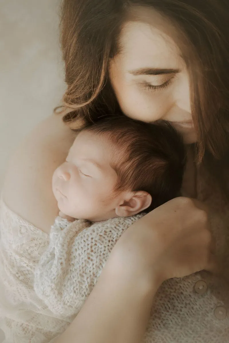 servizio fotografico Newborn Roma - ritratto mamma neonato romantico roma