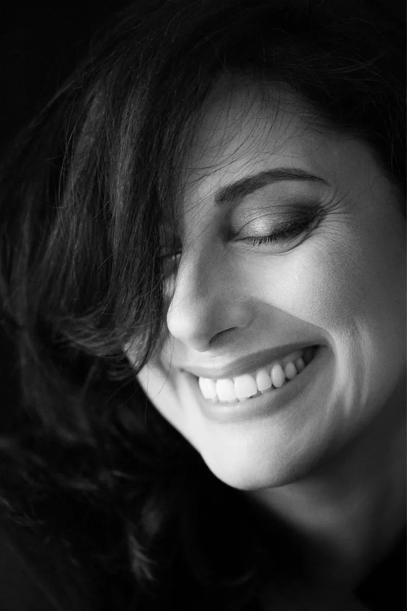 servizio fotografico ritratto donna roma - primo piano donna sorridente in bianco e nero spontanea e naturale